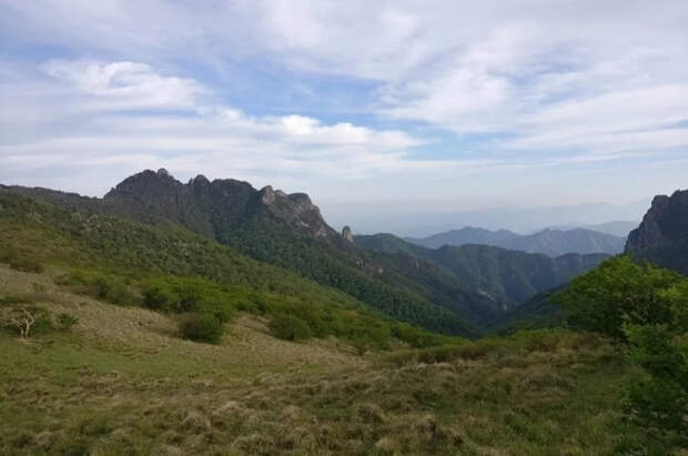 В Китае ищут двух туристов, упавших со скалы