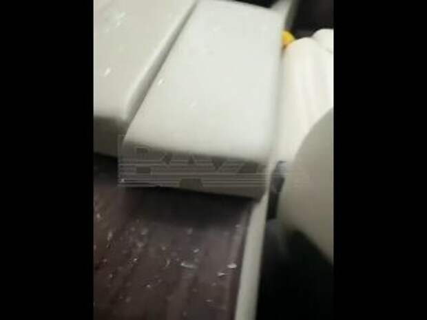 В Москве льдина пробила «Теслу» сотрудника аппарата Госдумы — теперь он хочет взыскать с УК почти миллион рублей.