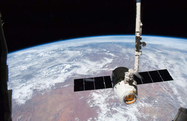 Dragon SpaceX отстыковался от Международной космической станции и возвращается на Землю