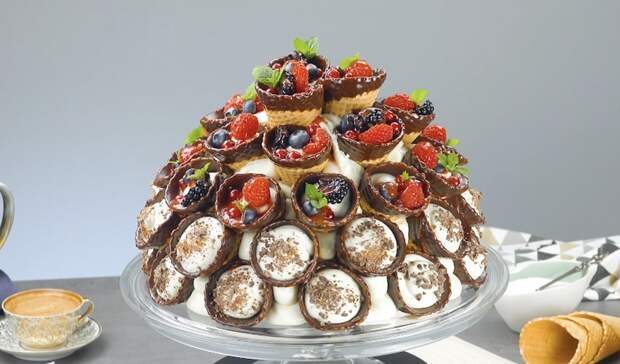 Красивый торт «Вафельный букет»: простой муссовый десерт к празднику