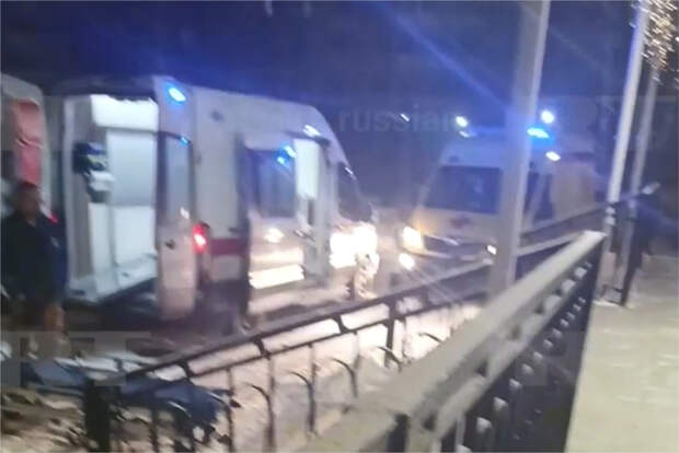 Обстановка около российской школы после нападения ученика с ножом попала на видео