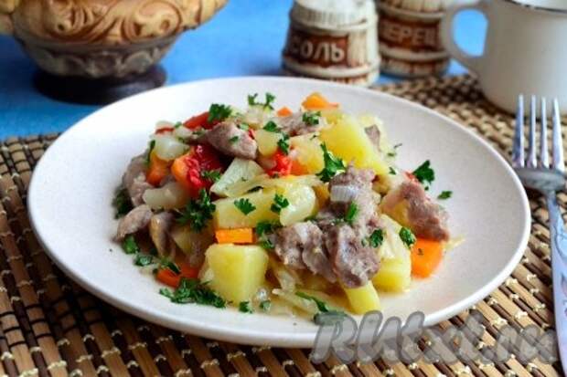 Картошка с капустой и мясом в горшочках