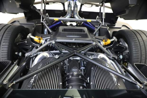 Гиперкар Pagani Huayra BC в необычном цвете