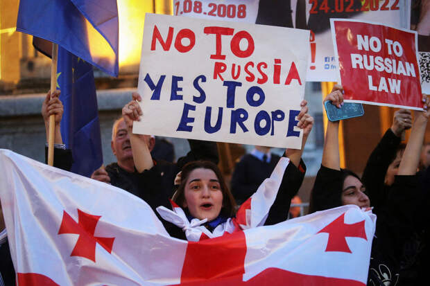 Митингующие у здания парламента в Тбилиси порвали флаг России