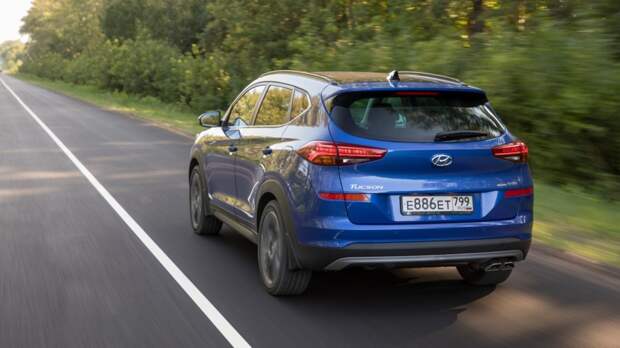 Hyundai_Tucson синий на трассе