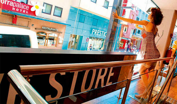 Андорра-ла-Велья привлекает туристов огромным количеством торговых центров с продукцией известных мировых брендов 
