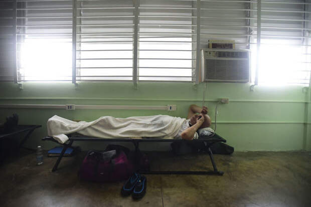 В убежище, оборудованном в школе Берта Залдуондо в Фахардо, Пуэрто Рико, люди спасались от урагана Центральная Америка, ирма, катастрофа, разрушения, стихийное бедствие, стихия, ураган, флорида