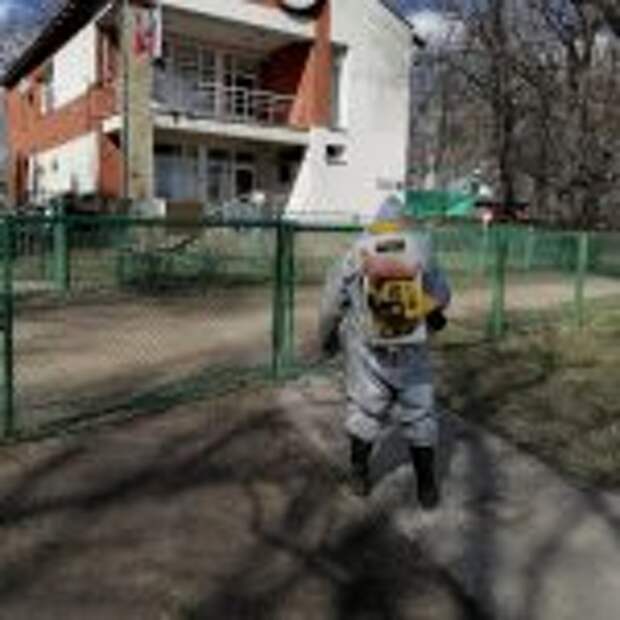 Спасатели Восточного округа столицы проводят дезинфекцию помещений. Фото: Пресс-служба Управления по ВАО Департамента ГО и ЧСПБ г. Москвы