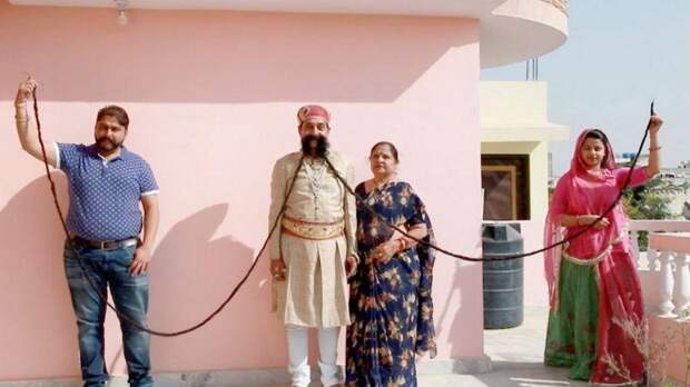 Житель Джайпура Рам Синг отрастил самые длинные усы в мире