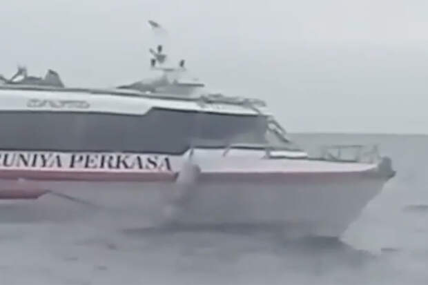 Судно с сотней туристов начало тонуть на Бали и попало на видео
