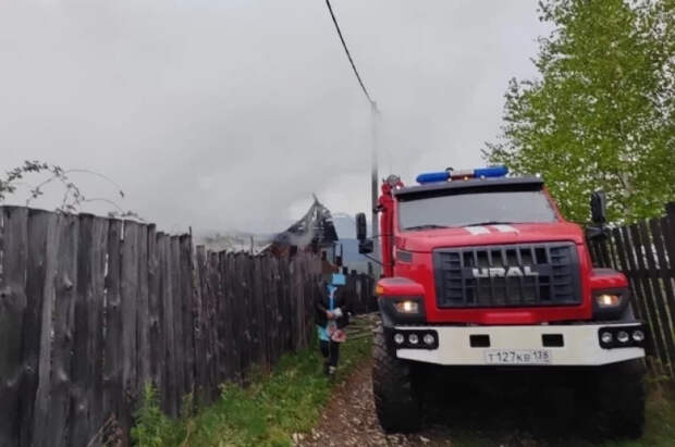 На месте пожара обнаружили мертвыми 5 человек.