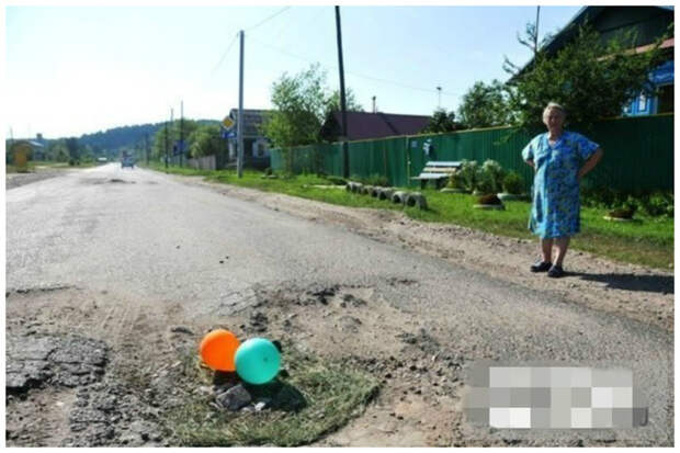Жители города Свободный решили, что ямы обратят на себя внимание, если их выделить яркими шариками, разложенными на травке асфальт, интересное, креатив, ямы