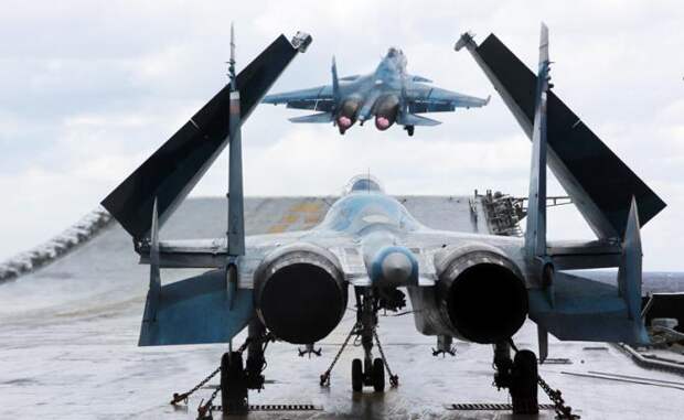 на фото: истребители Су-33 на палубе тяжелого авианесущего крейсера "Адмирал Кузнецов"