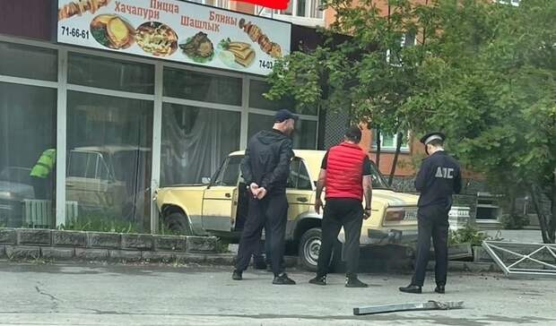 Тюменец на «шестерке» въехал в киоск с хачапури и пиццей