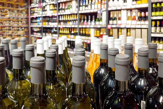 Нарколог Тюрин: нелегальный алкоголь чаще всего приводит к тяжелым отравлениям