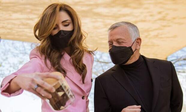 Королева Рания и король Абдалла посетили выставку местных ремесленников в Аммане