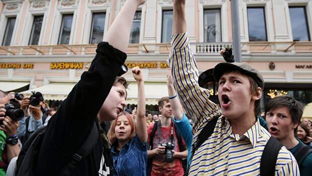 Молодые люди на Тверской улице в Москве во время несанкционированной акции Молодые люди на Тверской улице в Москве во время несанкционированной акции