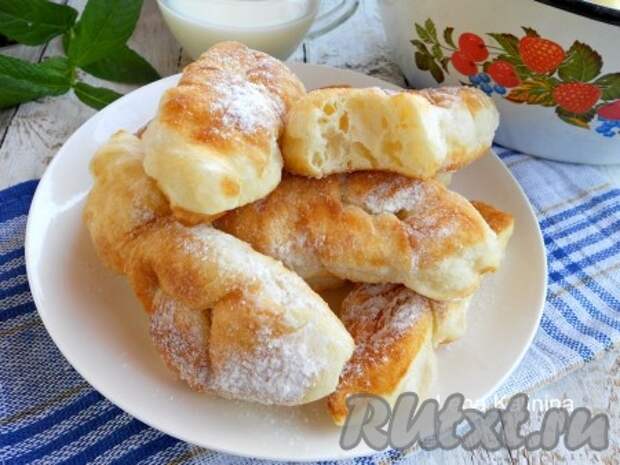 Готовые пышные и очень вкусные вергуны на кефире немного остудить и посыпать сахарной пудрой. Вот и все, можно подавать к столу! С молоком - объедение! 