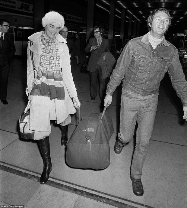 Эли Макгроу и Стив Маккуин, февраль 1973 г. архивные фотографии, аэропорт, аэропорты, знаменитости, известные люди, старые фото, фото знаменитостей