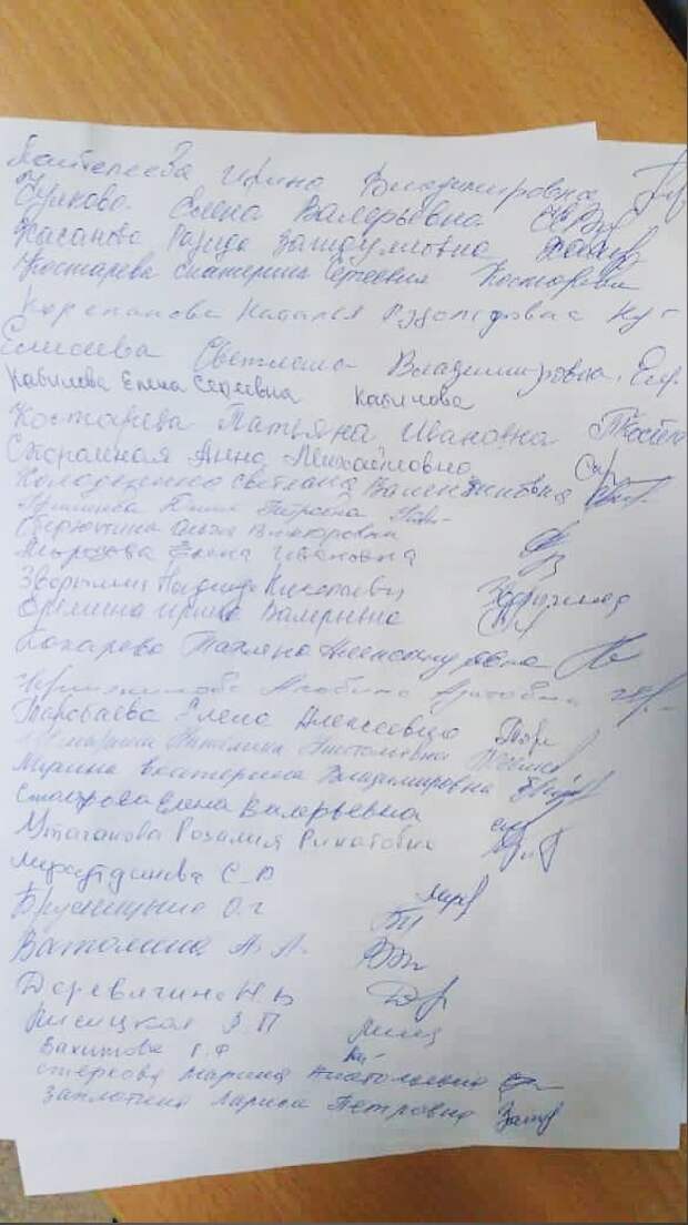 В Свердловской области врачи сысертской ЦРБ, в которой лечат коронавирусных больных, подали заявление в Следственный комитет на резкое сокращение зарплат у медперсонала – с 70 до 20 тысяч рублей. В медучреждении пояснили, что медработники сами согласились на такие условия, подписав документы перед началом работы в «красной зоне». Медики же утверждают, что узнали об этом не сразу — для допуска к работе от них потребовали подписать дополнительные соглашения к трудовому договору. Они поставили свои подписи, не читая документ, однако в нём было указано о снижении зарплат. «Мы врачи и, может, не можем досконально разобраться в квитках выплат, но видим, что получаем мы меньше, чем в точно такое же ковидное время летом», – рассказал «E1.RU» представитель от коллектива — заведующий педиатрическим отделением Андрей Суханевич.