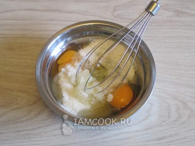 Взбить яйца с сахаром
