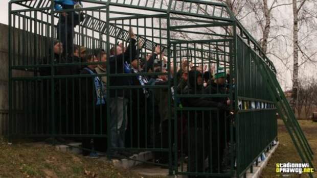 В Польше на футбольном матче зрители сидели в клетках