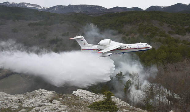 Самолет-амфибия Бе-200 на учениях МЧС по тушению лесных пожаров Алексей Павлишак/ТАСС