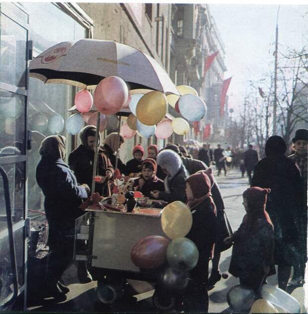 16504 На улице Горького Н. Рахманов 68.jpg