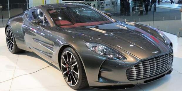 Время от времени боссы Aston Martin предлагают заработать на выпуске автомобиля ограниченным тиражом. Произошло это в 2008 году, когда появился One-77 - безумно дорогой суперкар, который, как следует из названия, вышел серией из 77 единиц. Эта модель ручной работы имеет карбоновый монокок, установленный на алюминиевом шасси, и легкую спортивную выхлопную систему из нержавеющей стали. Под расширенным капотом находится 7,3-литровый атмосферный двигатель Cosworth V12 в паре с 6-ступенчатой автоматической механической коробкой передач. Разгон от 0 до 100 км / ч занимает 3,7 секунды, при этом мощность составляет 700 л.с. Максимальная скорость One-77 составляет 354 л.с.