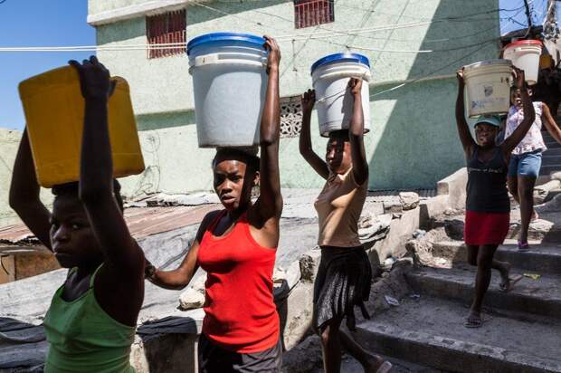 Девочки заняты ежедневным перетаскиванием воды от приезжающей цистерны