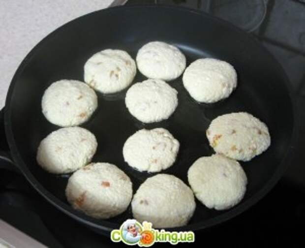 Сырники с курагой - приготовление 