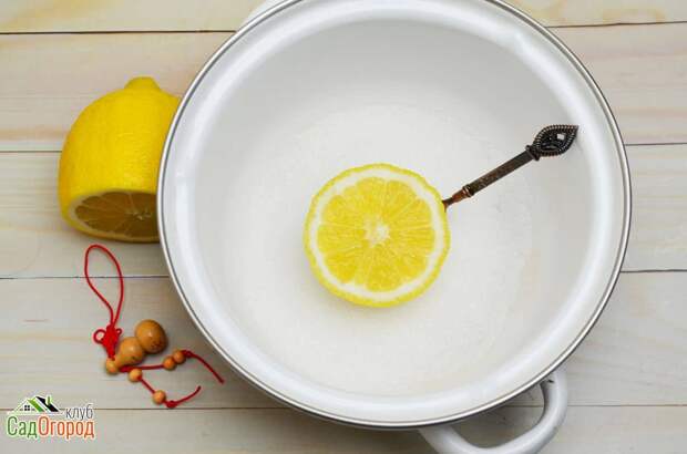 лимон в кастрюле 