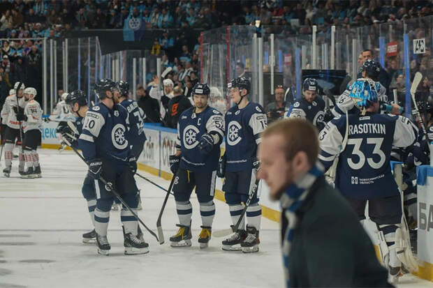 В Новосибирске суд вынес приговор болельщику за избиение полицейского на хоккее