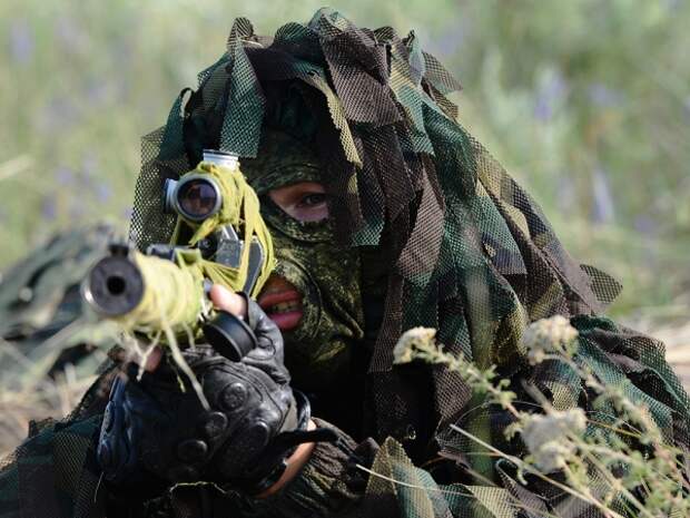 Снайпер во время активной фазы совместных российско-китайских антитеррористических учений "Мирная миссия - 2013" на Чебаркульском полигоне в Челябинской области.