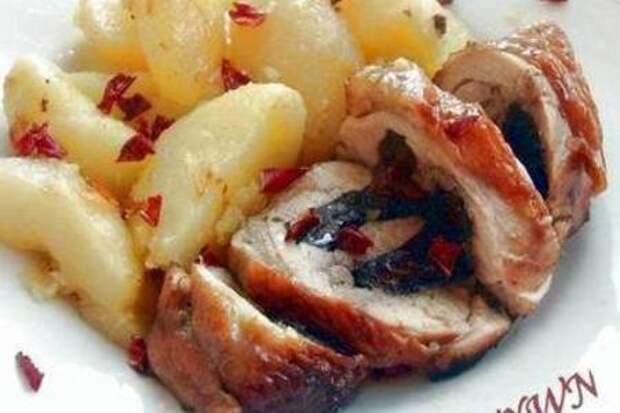 Замаринованная курица, фаршированная черносливом.