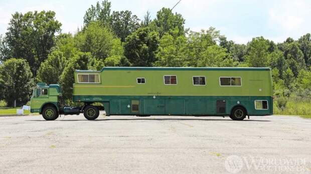 Редкий автодом Camelot Cruiser 1974 года с гаражом для двух снегоходов