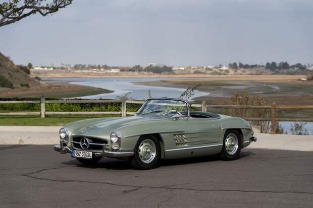 6. Mercedes-Benz 300 SL Roadster 1957 года продан за $1,066,500 (82 000 000 руб.).