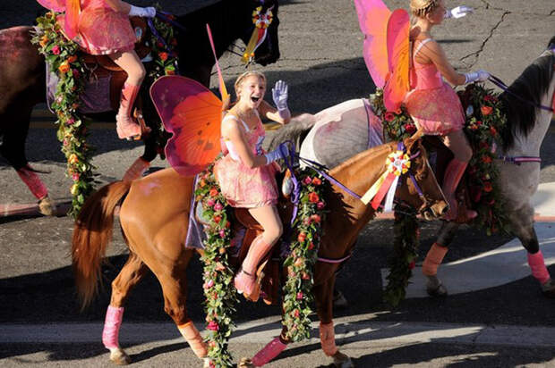7) Девушка из группы "Giddy Up Girls" едет в конной процессии во время 121-го Парада Роз. (Alberto E. Rodriguez/Getty Images)