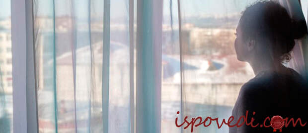 одинокая женщина у окна
