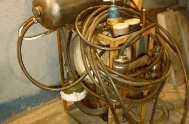 This air compressor pretends to be in a steampunk style as much as my Jupiter 4 pretends to be called A Bike.