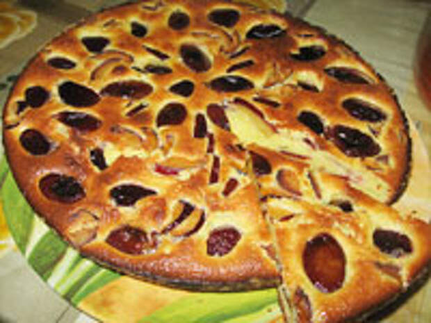 Готовый пирог со сливами