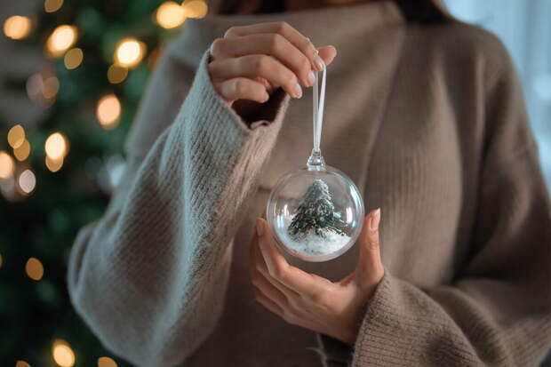 Декоратор Лапшинова: в 2026 году елку стоит украсить декоративными свечами