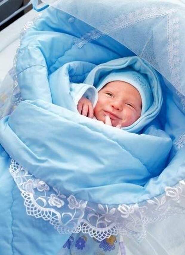 На выписке из роддома медсестра отдала ей сверток, женщина сразу поняла — в конверте чужой ребенок… На выписке из роддома медсестра отдала ей сверток, женщина сразу поняла — в конверте чужой ребенок…