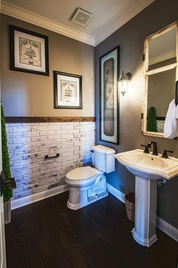 Кирпичная кладка придаёт интерьеру ванной комнаты важные черты индустриального стиля.
