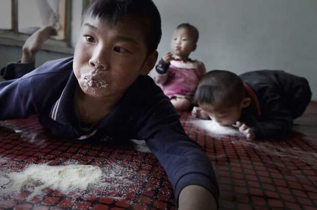 Дети с ДЦП едят сухое молоко с кровати ynews, власти, китай, новости, социальные проблемы, фото, фотограф, хроника