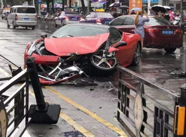 Китаянка разбила красный Ferrari 458 за 650 000 долларов спустя несколько минут после аренды ferrari, авария, авто, в мире, девушка за рулем, китаянка, люди, машина
