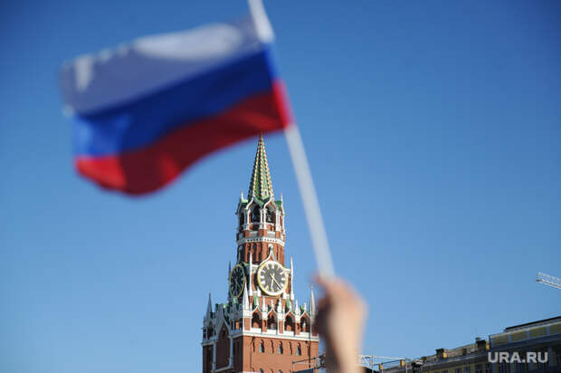 Концерт по случаю Дня России на Красной площади. Москва, кремль, спасская башня, флаг