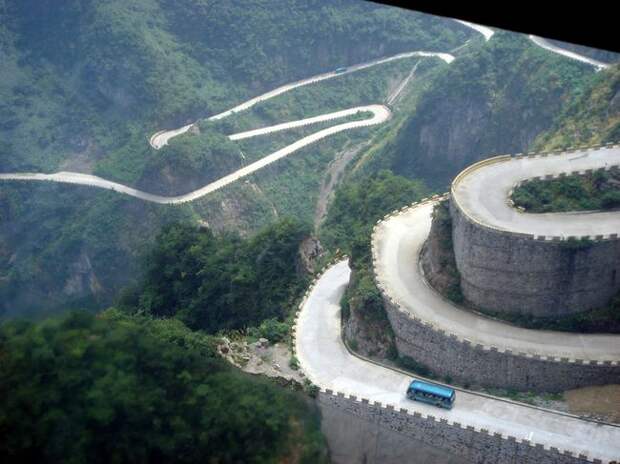Самая страшная дорога в Китае (8 фото)