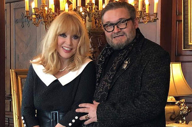 Пора в музей: Алла Пугачева подарила свои костюмы историку моды Александру Васильеву