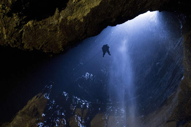 Это вход в Gaping Gill – одну из самых больших и сложных систем пещер в Великобритании